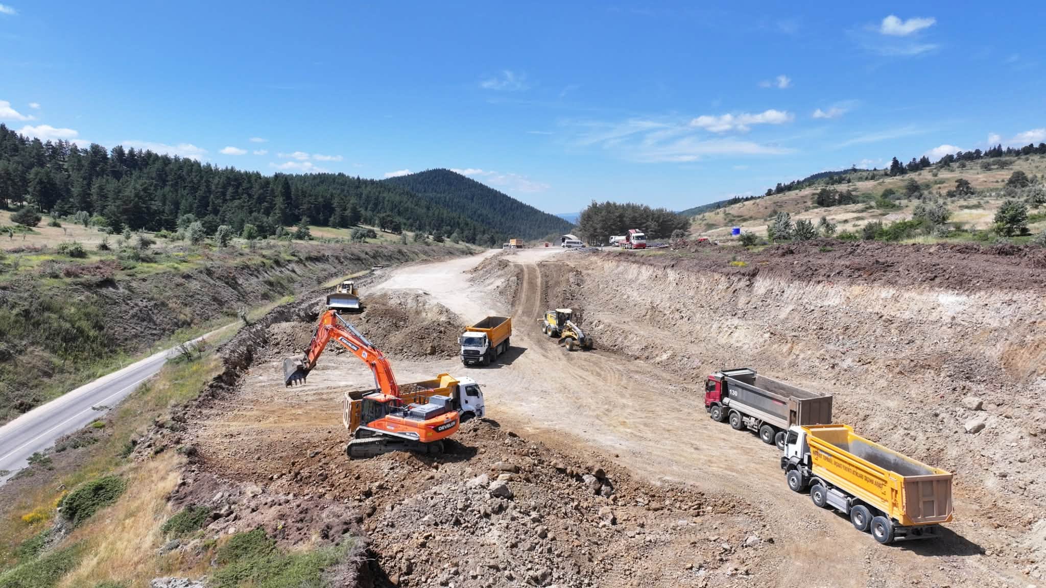 KIZILCAHAMAM – ÇERKEŞ YOLU YAPIM ÇALIŞMALARI HIZLI BİR ŞEKİLDE DEVAM EDİYOR
